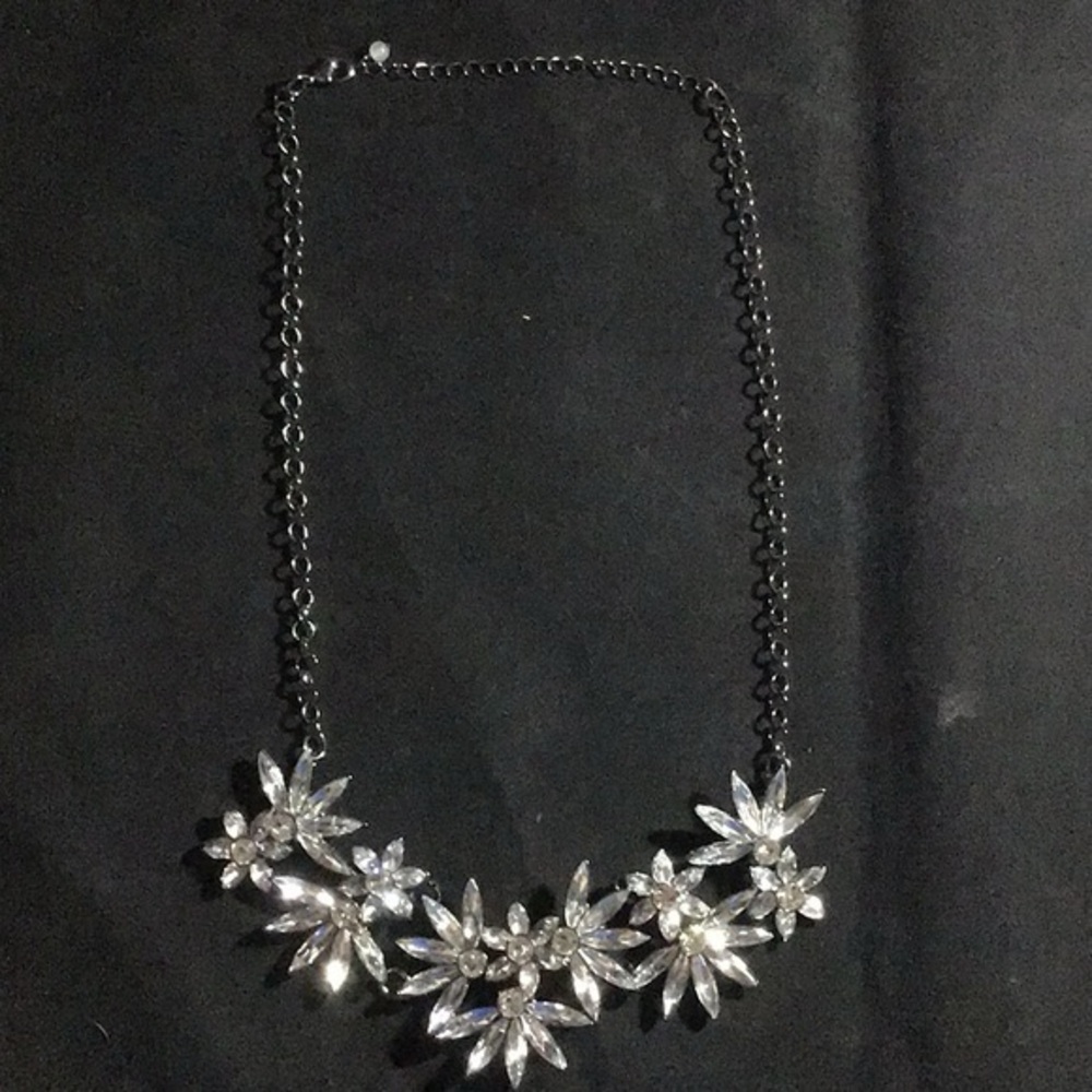 🛍️3/$20 - Avon Ice Burst Statement Necklace. NIB
